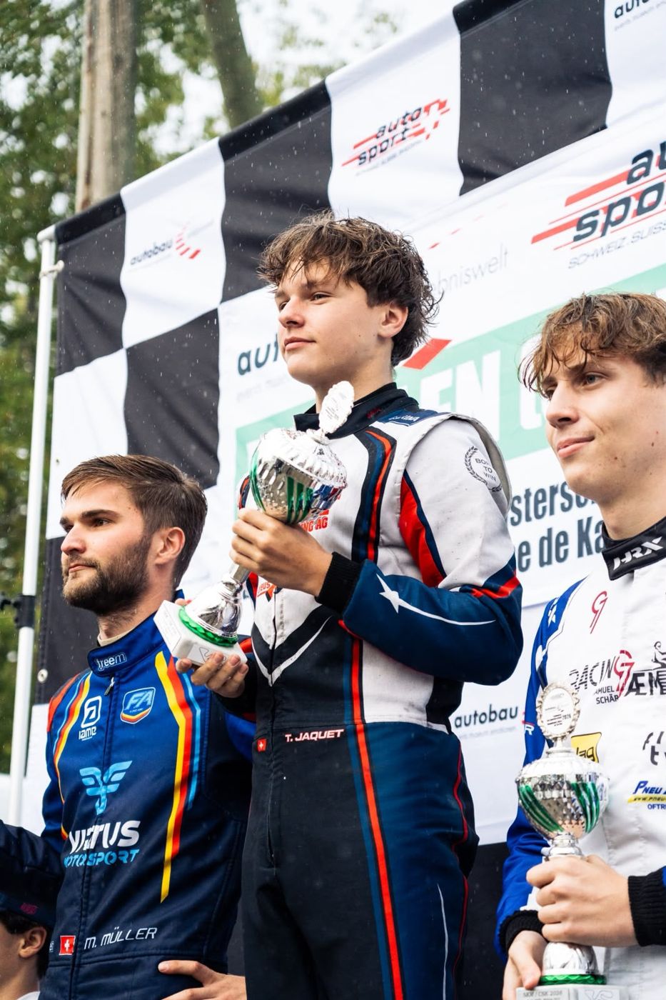 Tyron Jaquet sur la plus haute marche du podium, vainqueur d'une course du Championnat suisse
