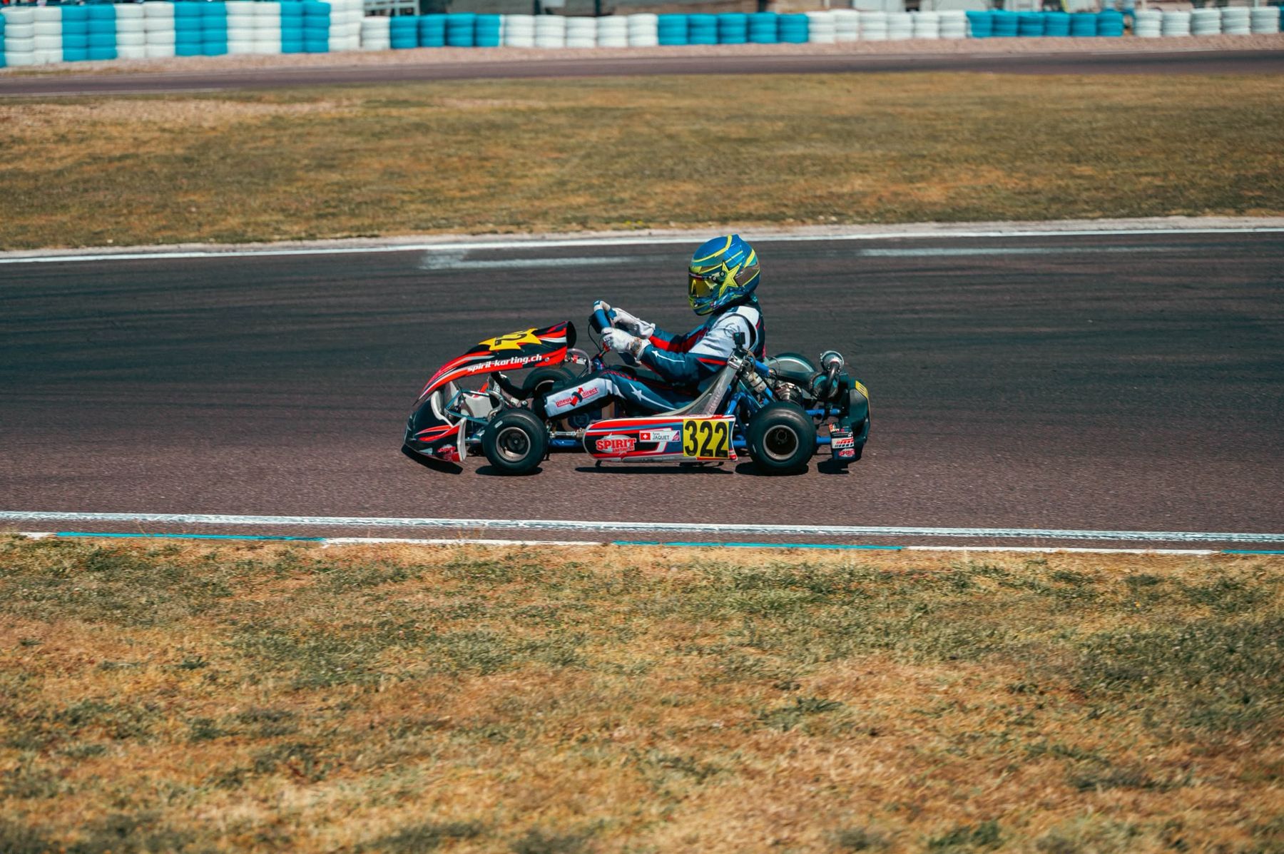Le kart 322 de profil en piste